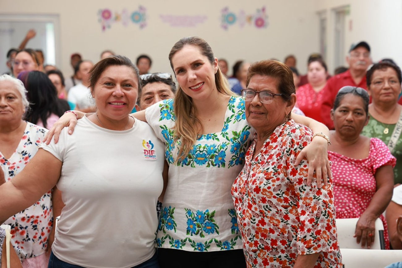 Atenea Gómez Ricalde entrega apoyos alimentarios a adultos mayores de la Zona Continental