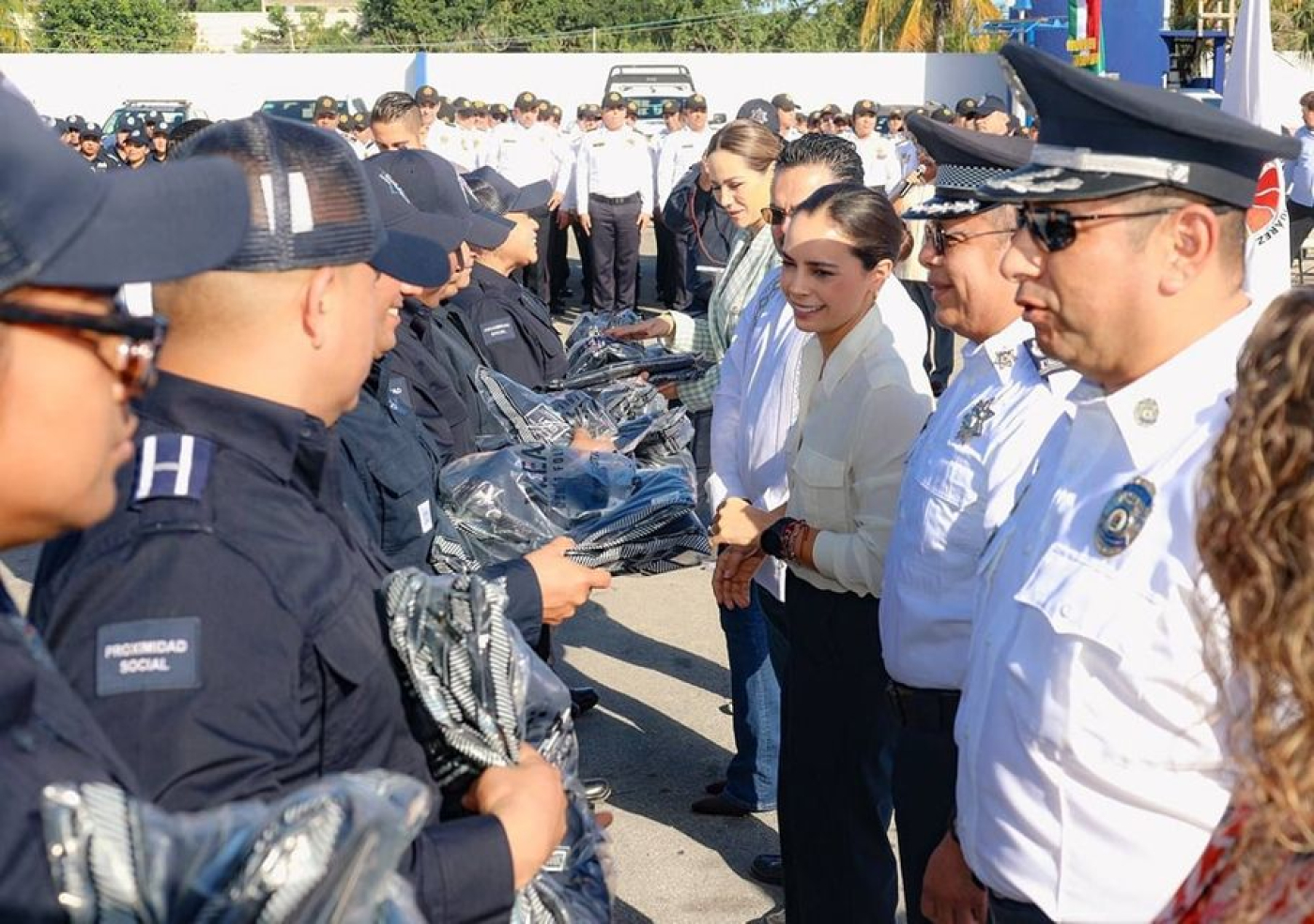 Anuncia Ana Paty Peralta incremento salarial a policías