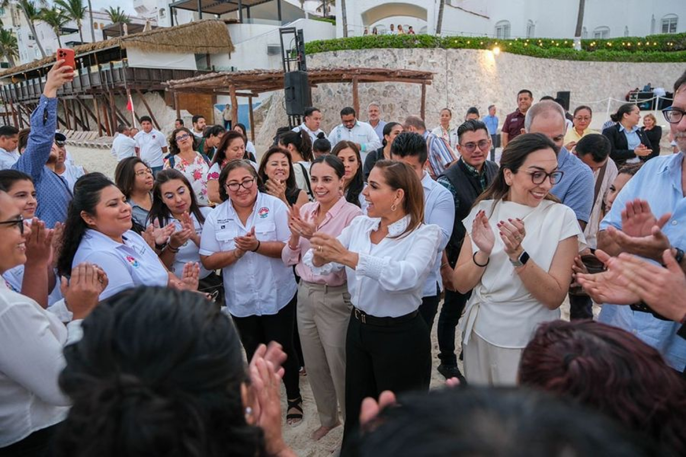 Reconoce Mara Lezama a protectores de tortugas marinas en Cancún