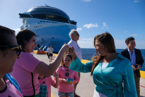 Recibe Mara Lezama al crucero más grande del mundo en Mahahual, Quintana Roo