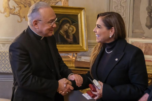Se reúne Mara Lezama con Monseñor Peña Parra en el Vaticano