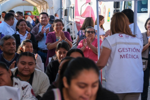 Atiende Mara Lezama a población de Nuevo Xcán y supervisa atención en Salud para Todos