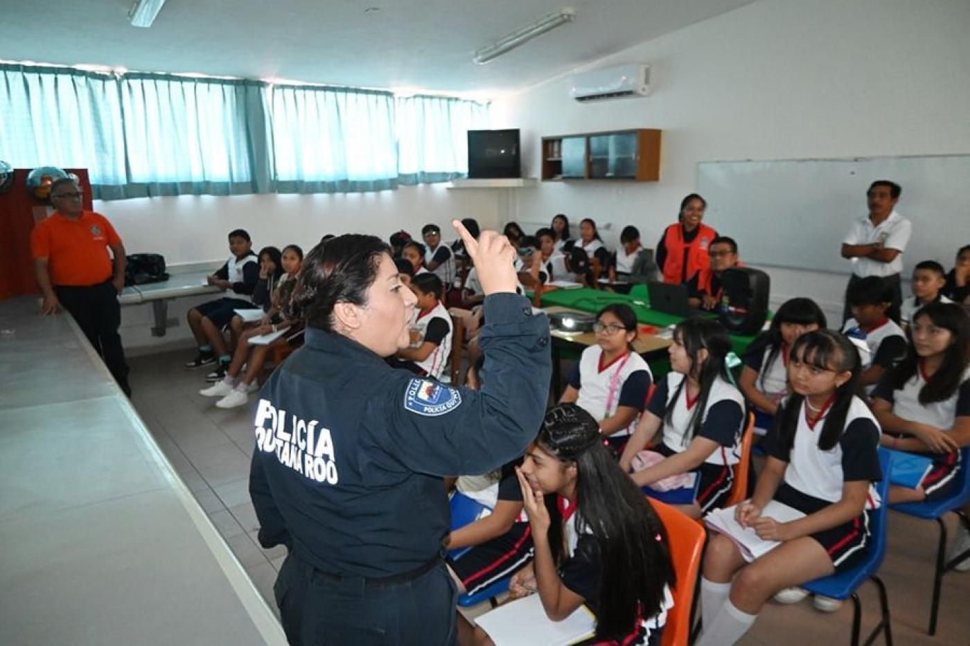 Imparten plática, la “Identidad del Policía” a niños de primaria