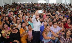 Laura Fernández recibe el respaldo de madres cozumeleñas