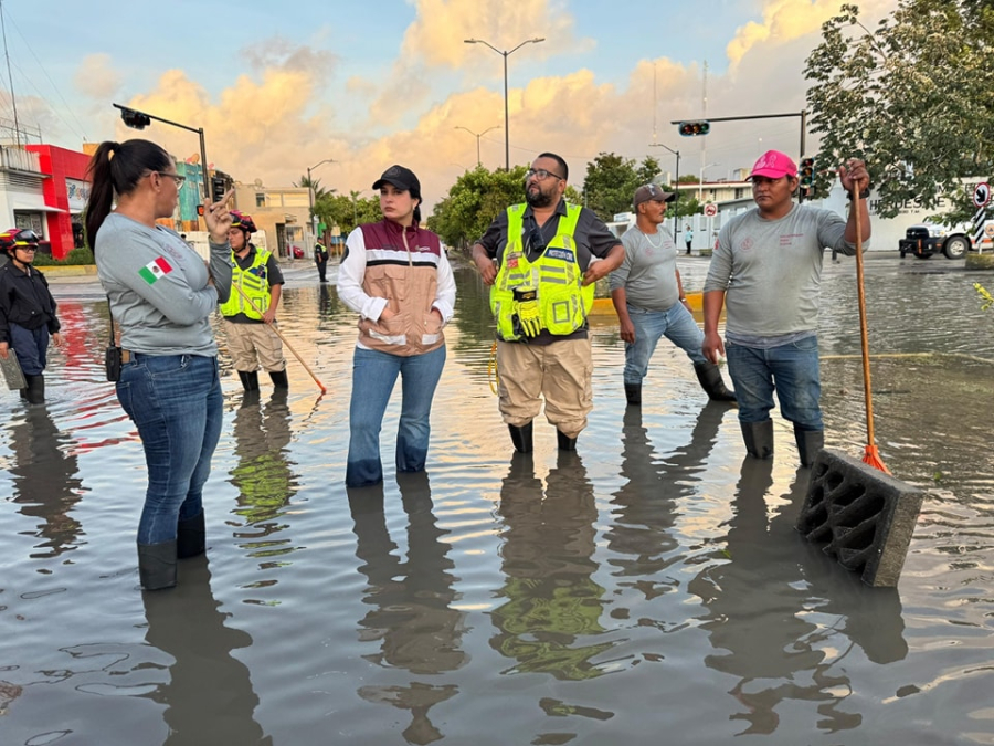 Estefanía Mercado atiende las zonas afectadas de Villas del Sol tras el paso de “Sara”