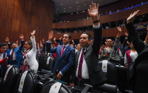 Asiste Gino al inicio del primer periodo de sesiones de la LXVI Legislatura del Congreso de la Unión