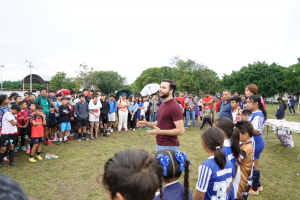 CODEQ entrega uniformes a equipos infantiles y juveniles de futbol