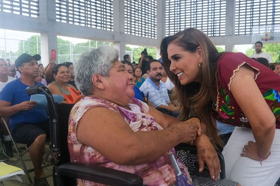 Otorga Mara Lezama certeza jurídica a familias de Benito Juárez con entrega de títulos de propiedad