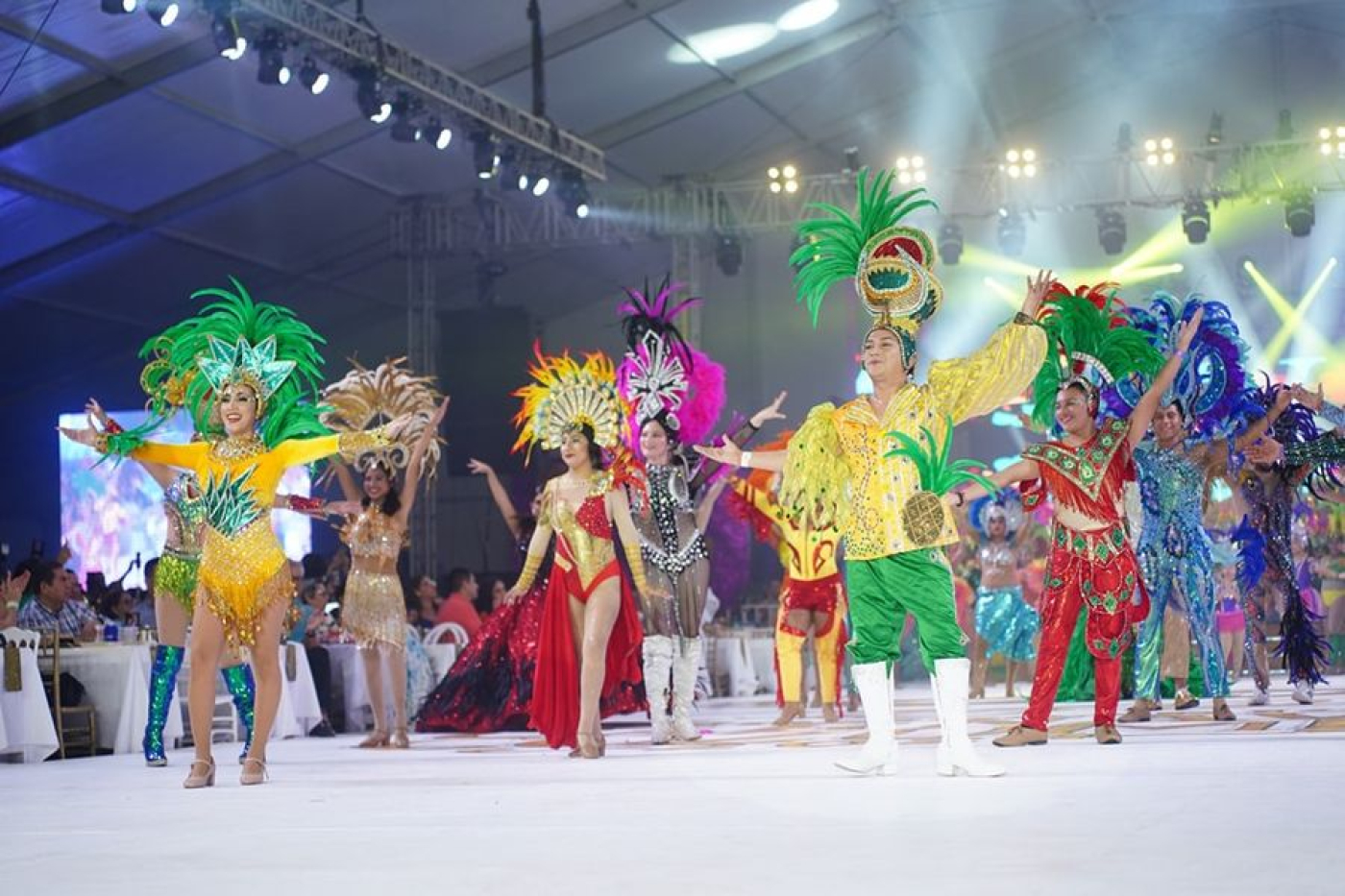 Cozumeleños disfrutan el concurso de disfraces, del Carnaval Cozumel 2024