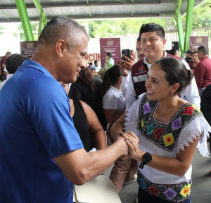 Ana Paty Peralta atiende y responde a cancunenses en jornadas de atención ciudadana