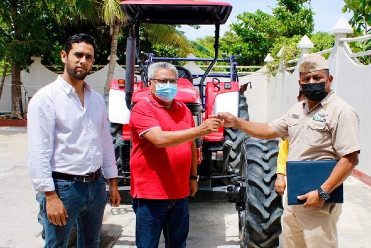 Entrega la marina al gobierno de Puerto Morelos maquinaria para combatir el sargazo