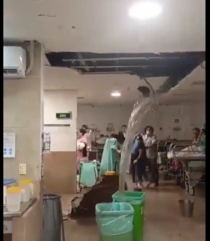 Cae plafón en sala de urgencias en Hospital IMSS de Cancún