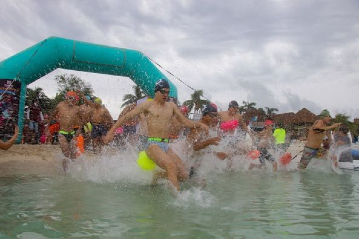 Más de 70 Atletas Compiten en el Evento de Aguas Abiertas “Rompe Olas 2024”