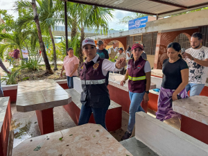 Supervisa Mara Lezama el desahogo de calles y entrega apoyos a pescadores, tras el paso de “Helene”