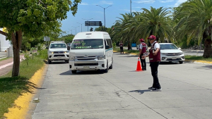 IMOVEQROO cancelará licencia de conducir a chofer de combi que arrolló a motociclistas en Cancún