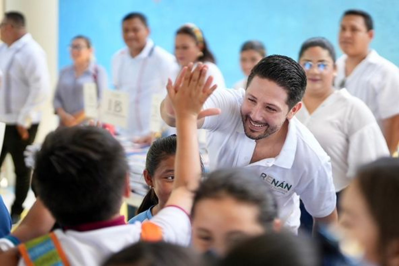 Entrega Renán Sánchez más de 30 mil paquetes de libretas a estudiantes en tres años