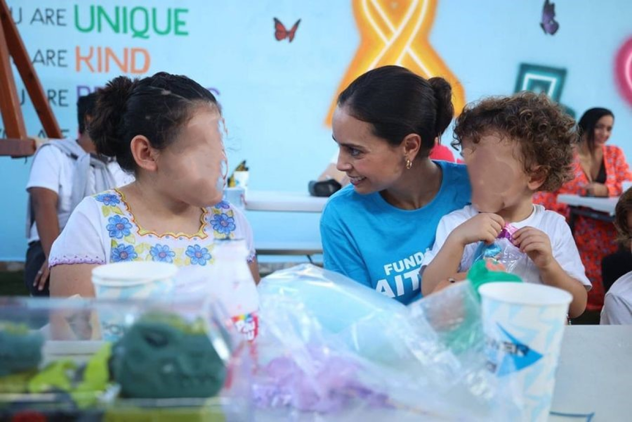 Festeja Ana Paty Peralta posada navideña con niñas y niños de Fundación Aitana