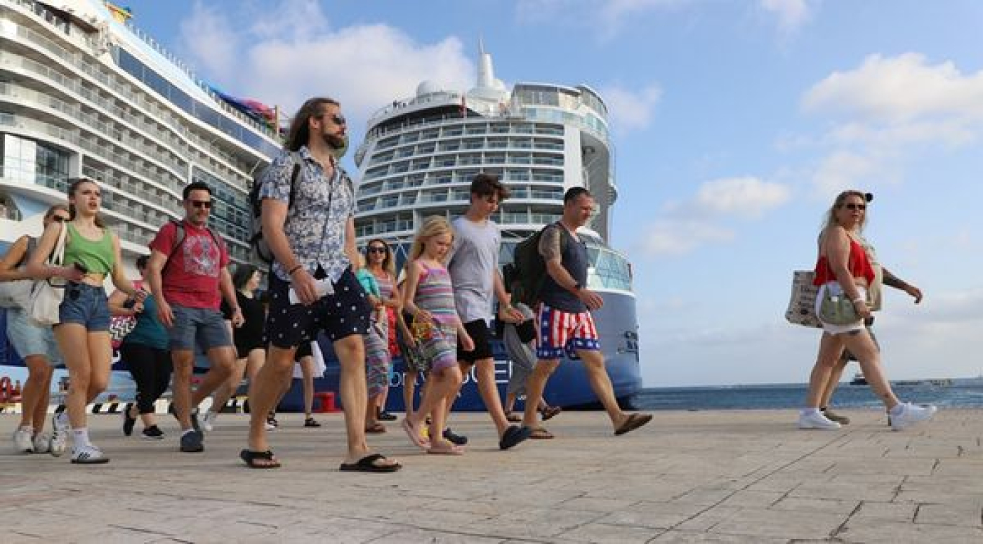 El Pueblo Mágico de Cozumel continúa recibiendo turistas por vía aérea y marítima