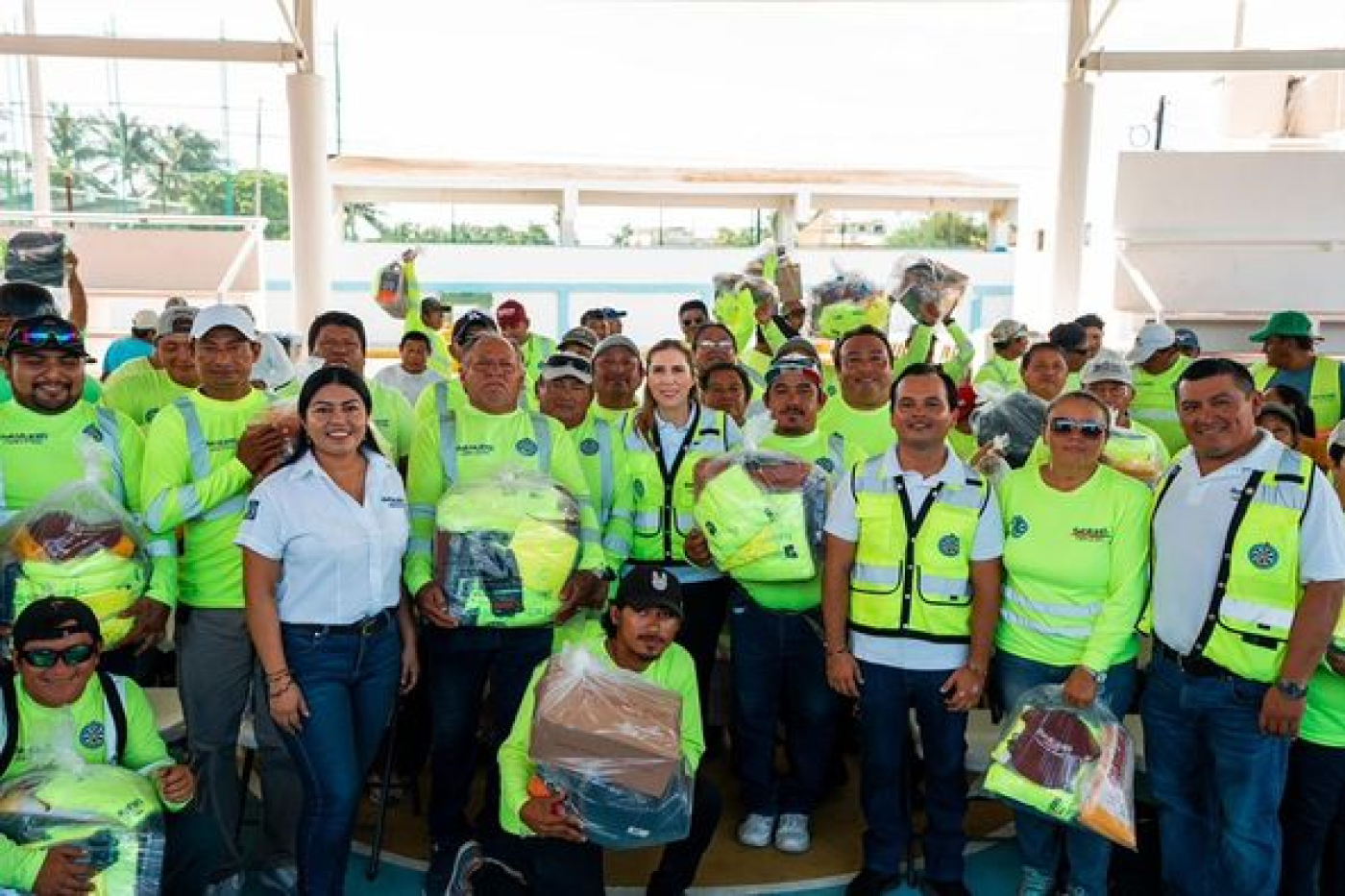 Atenea Gómez Ricalde entrega de uniformes al personal de Servicios Públicos