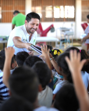 Lleva Renán Sánchez, programa de libretas escolares a estudiantes de Chetumal