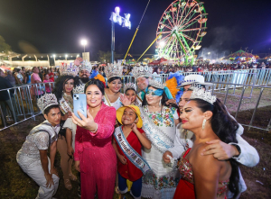 Multitudinaria noche de Carnaval en Puerto Morelos